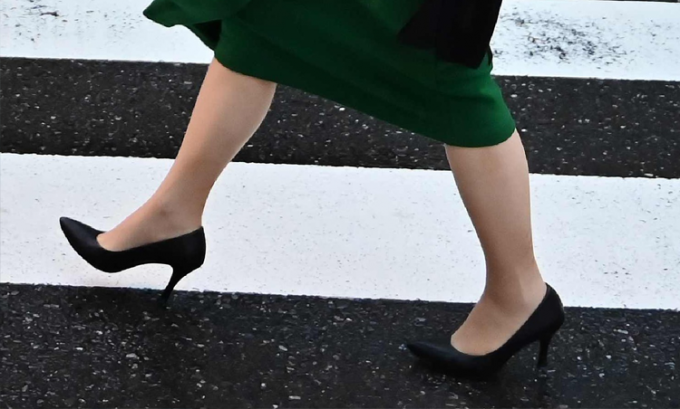 últimas noticias de la compañía sobre ¿Qué tipo de esmalte para zapatos elegir para empapar las sandalias de cuero para su mantenimiento?  0